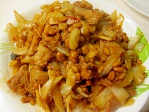 豚バラ肉と納豆、玉ねぎの炒め